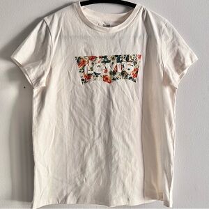 NWT LEVIS tshirt